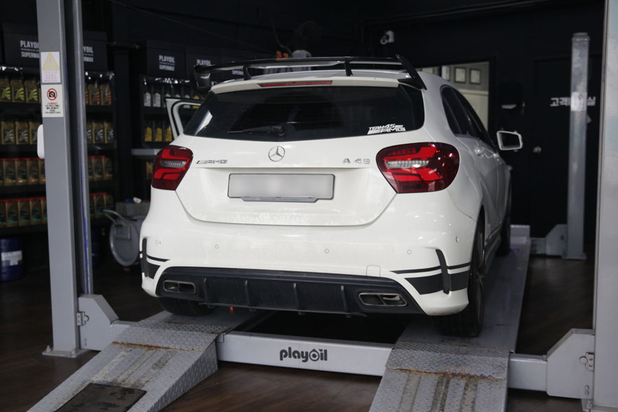 고성능 차량인 벤츠 A45 AMG 미션오일(듀얼클러치) 및 합성 엔진오일 교환 작업 1 벤츠 A45 AMG