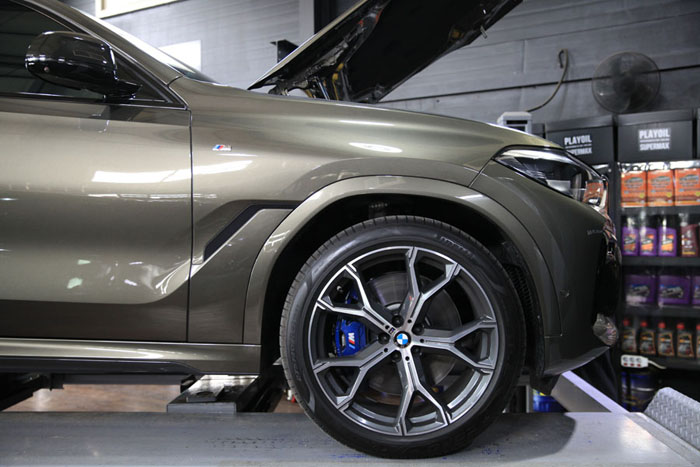 신차 길들이기 작업을 위해 입고된 BMW G06 X6 30D 합성 엔진오일 교환 3 광교 엔진오일 교환
