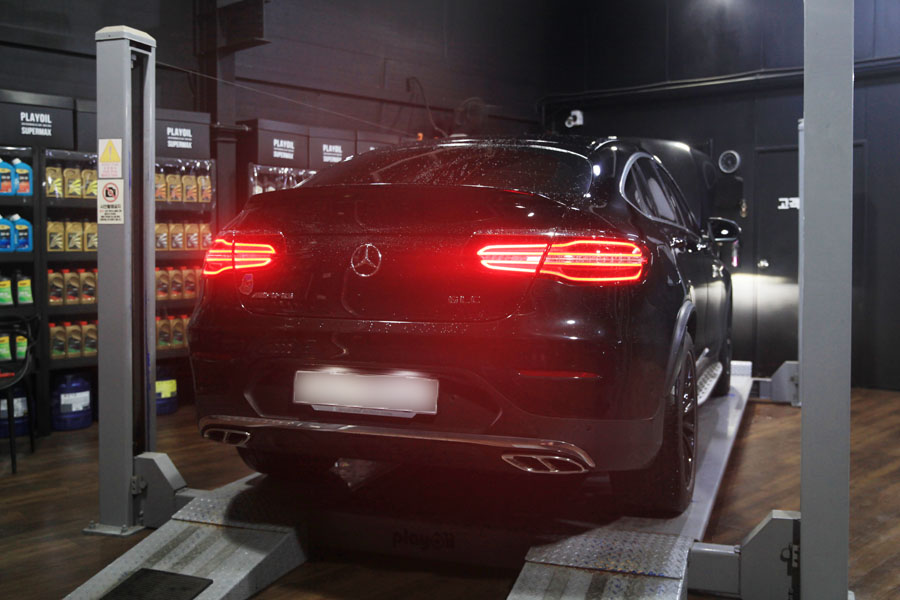 늦은밤 입고된 벤츠 GLC 300 엔진오일 교환작업 1 001 IMG 6968