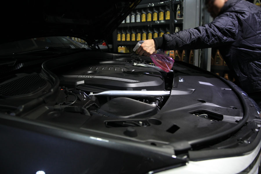 합성유로 신차 길들이기를 위한 BMW 630I 엔진오일 교체 작업입니다 15 014 IMG 9155