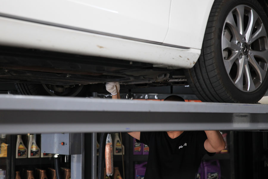 벤츠 E300 엔진오일 교체 시 꼼꼼하게 차량 체크까지 10 009 IMG 1944