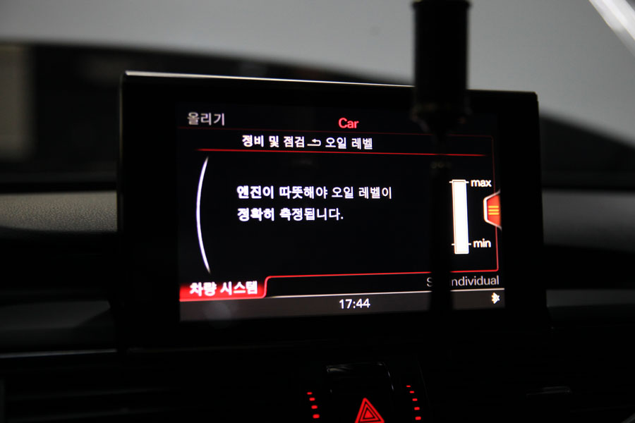 관리가 필요한 시점의 아우디 A7 엔진오일 교환 17 018 IMG 8733
